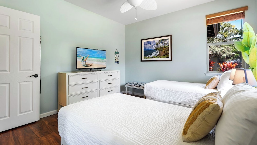 Tropical Escape w/ Lanai, BBQ & Resort Amenities - Vrkcv