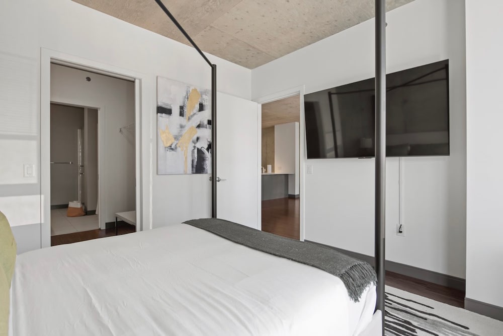 Urban Retreat 2BR City Views Near Shops