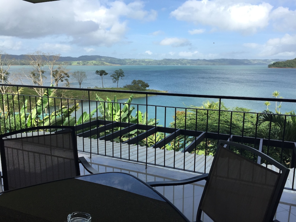 BlueBay Bugenvil Lake Lodge