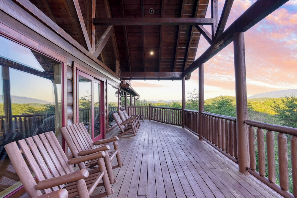 Luxury Cabin w/ Elevator, Theater & Hot Tub Near Dollywood Smoky Vista Lodge