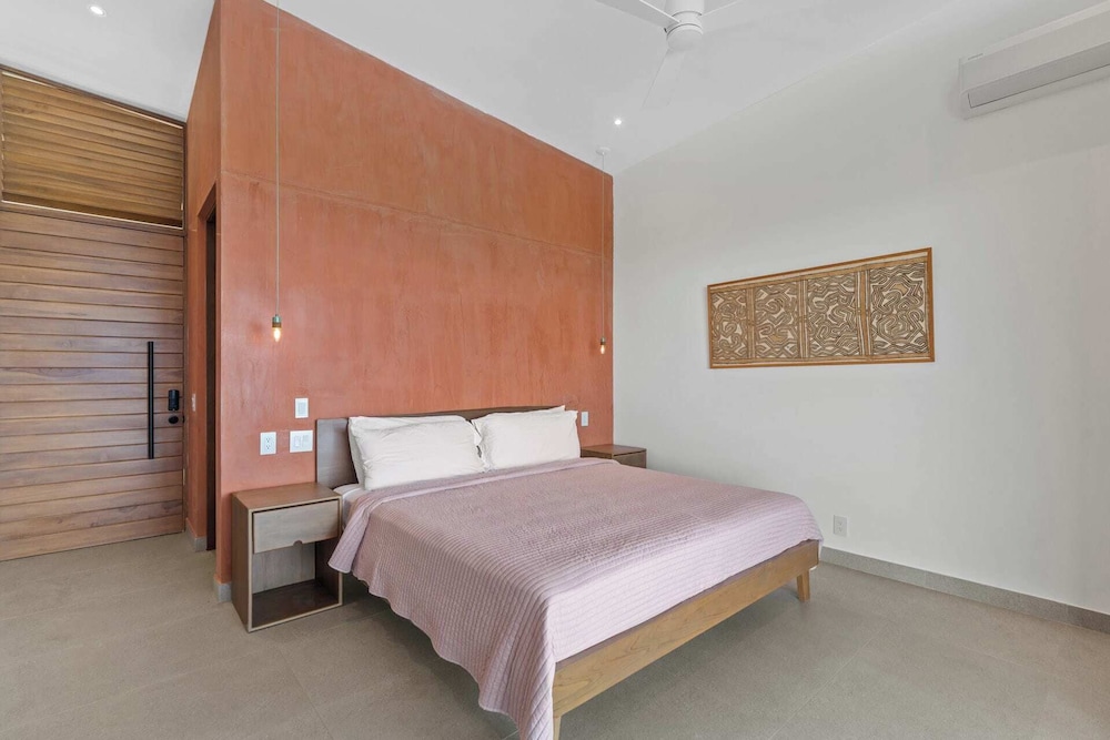 Luxurious Ultramodern Property with Private Suites, Infinity Pool, and Sweeping Ocean and Mountain Views