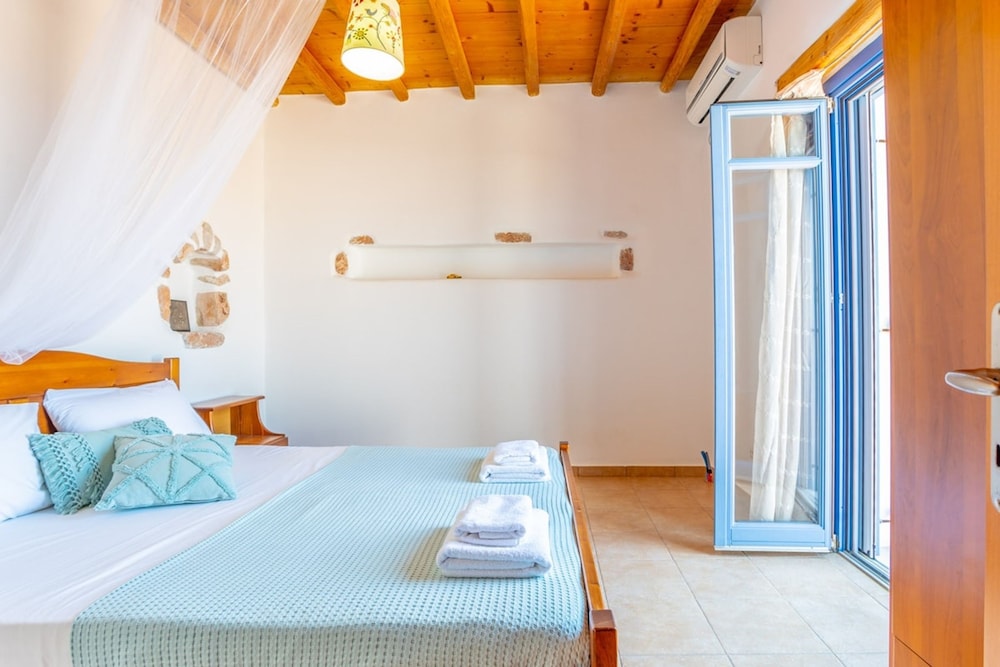 Villa Ioanna for 10 - Allparos Villas
