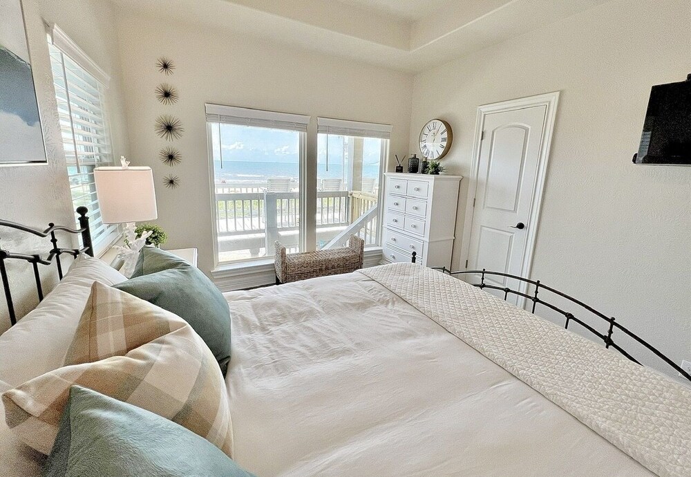 A La Playa 2 Bedroom Home by RedAwning