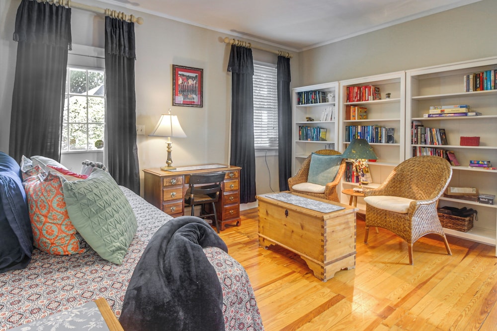 Walk to Dining & Shops: Historic Belmont Home
