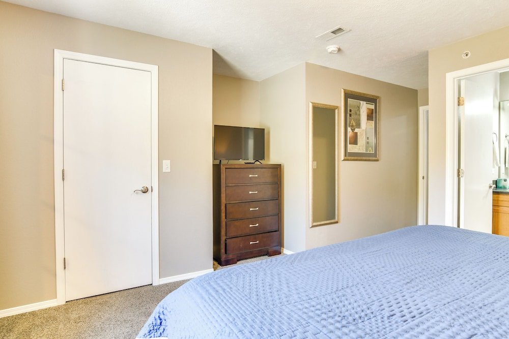2 Mi to Table Rock Lake: Branson Condo w/ Balcony!