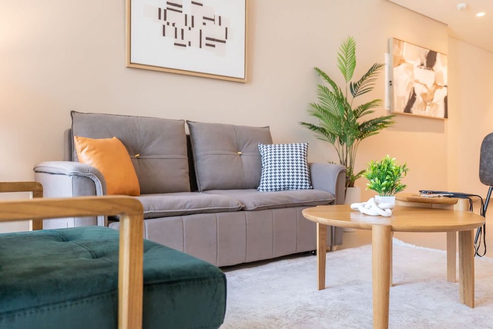 Modern 1-bedroom Apartment Perfect for Family in Downtown With Skyline Views