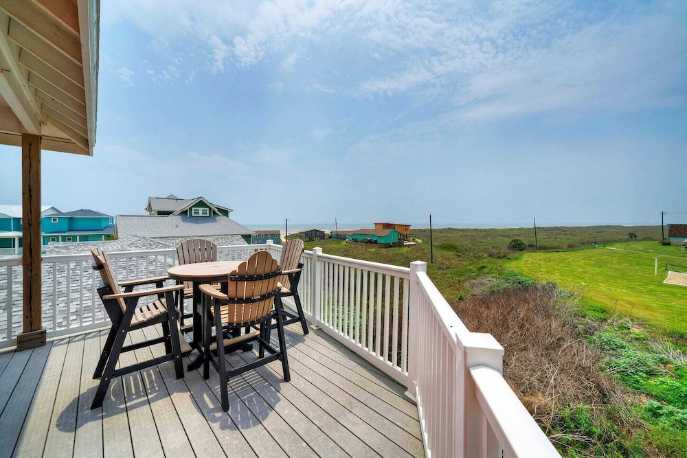 Beach Boardwalk, Pool Access & Ocean Views Coral Reef by Avantstay