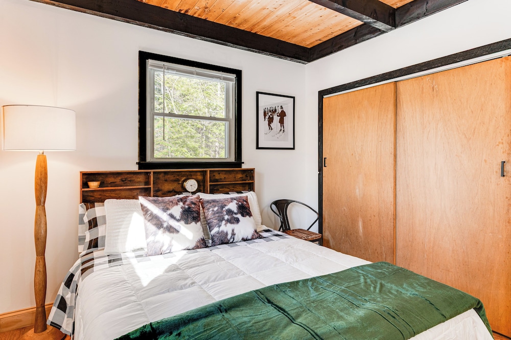 2 Mi to Conway: Cozy Cabin w/ Grill & Yard!