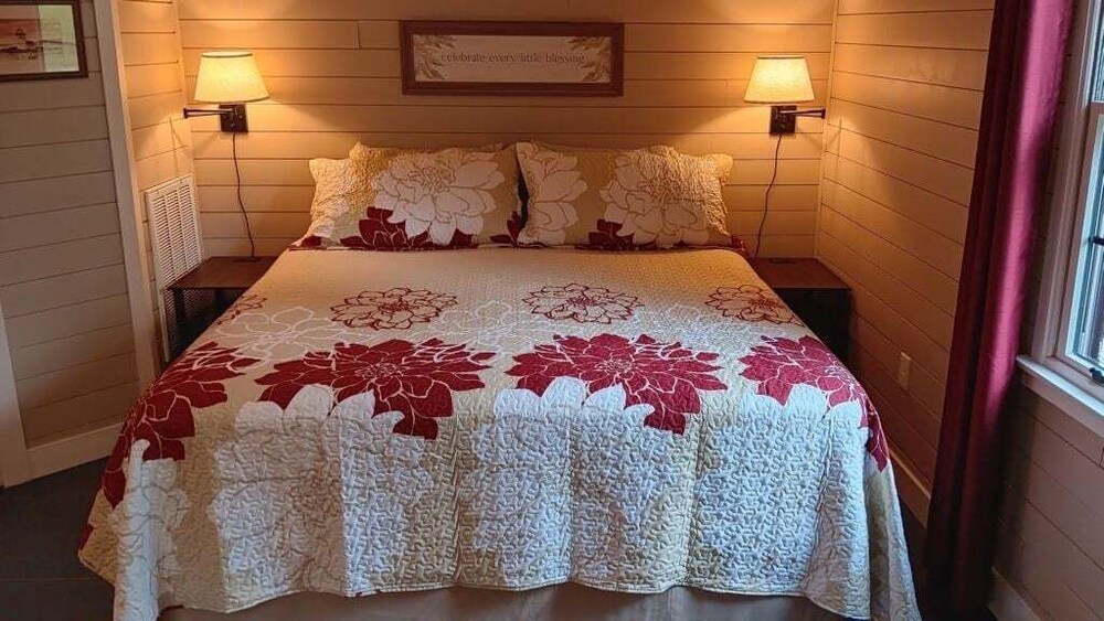 Connie's Retreat - 3 Bedrooms, 2 Baths, Sleeps 11 3 Farmhouse