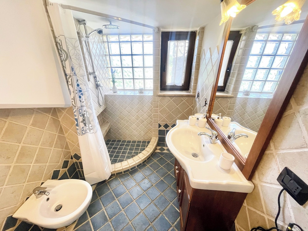 Charming Villa in Umbria - Sleeps 16 - Lake View - Pool, Jacuzzi and Events Room
