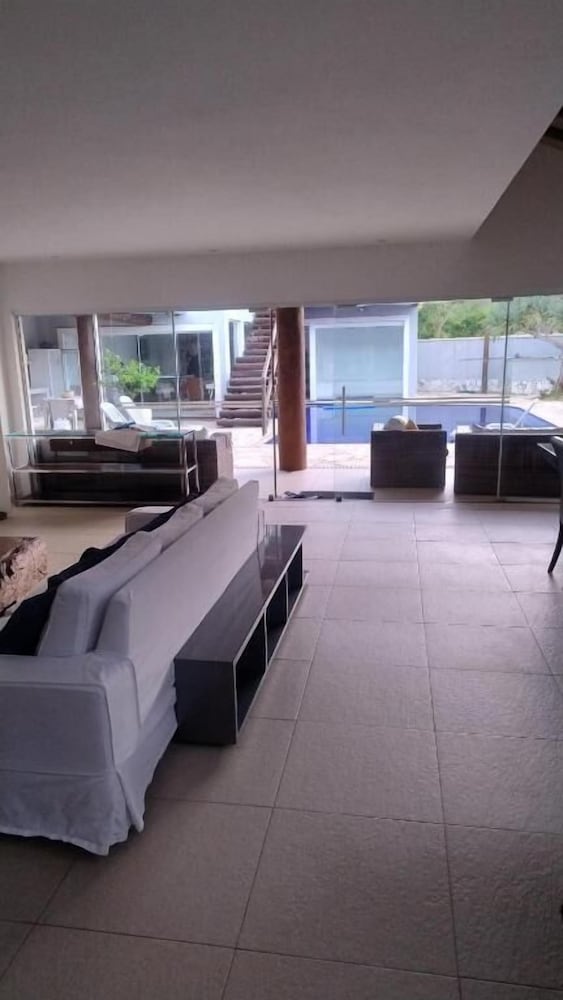 Jolly Praia de Tucuns e Hospedagem
