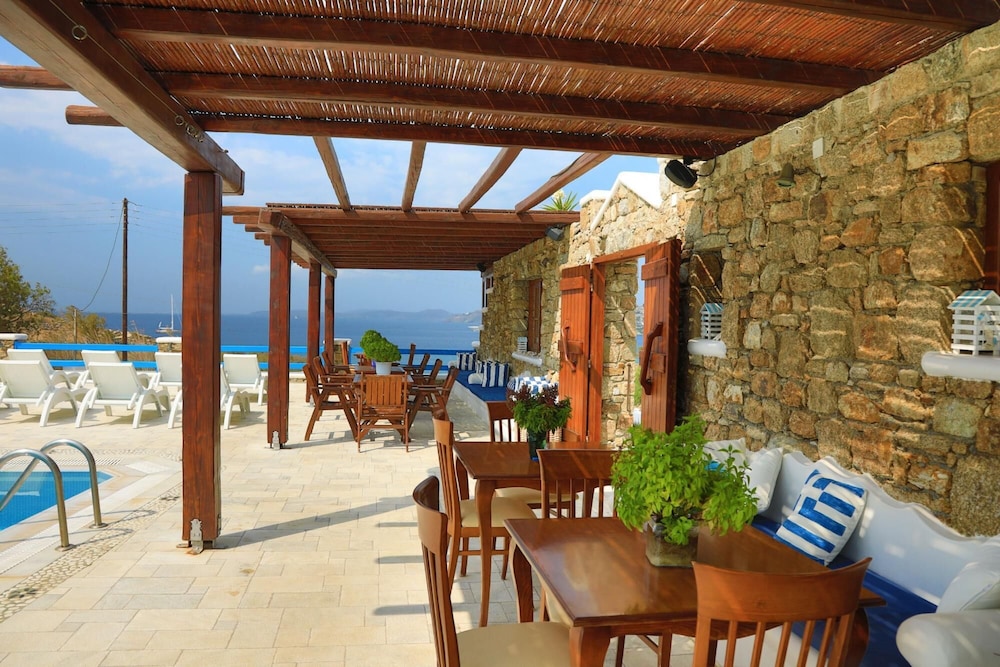 Maganos Eikosi in Thira view 3