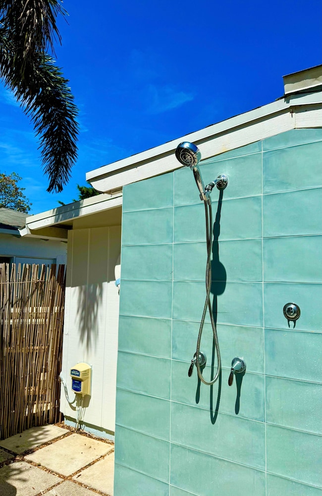 Islands Inn on the Drive - Poolside Paradise - Queen Bed - B2