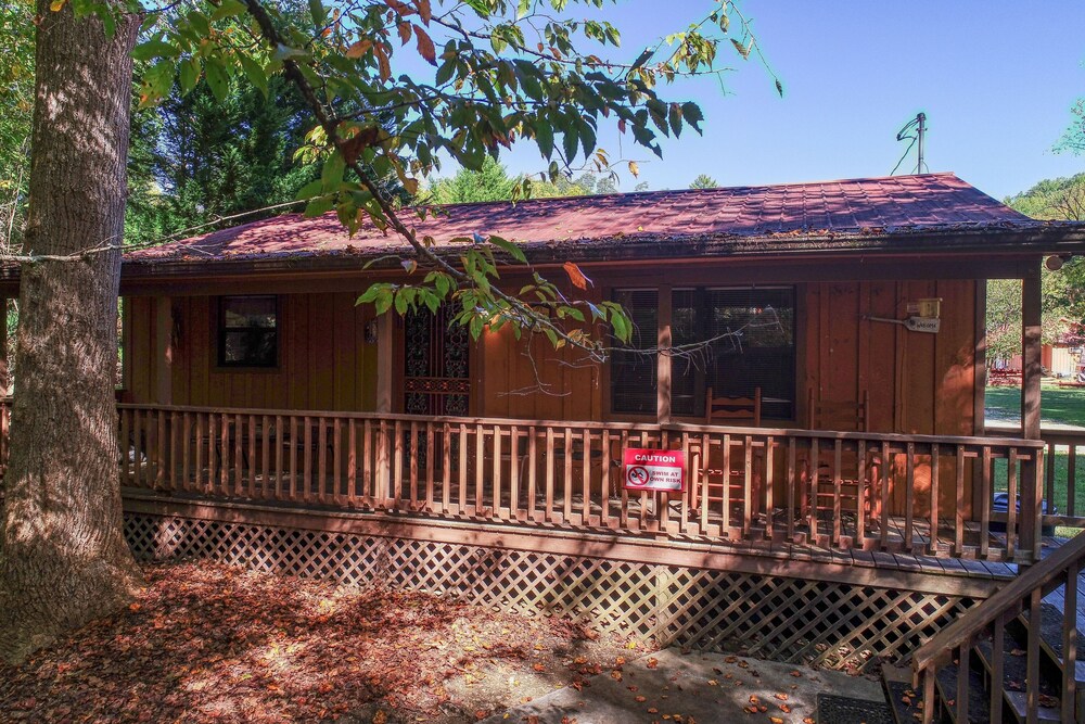 Whispering Creek - 2 Bedrooms, 1 Baths, Sleeps 6 Cabin by RedAwning
