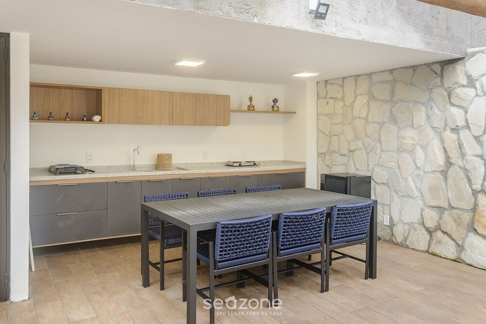 Modern apt With Pool and 3 Suites Vka0115