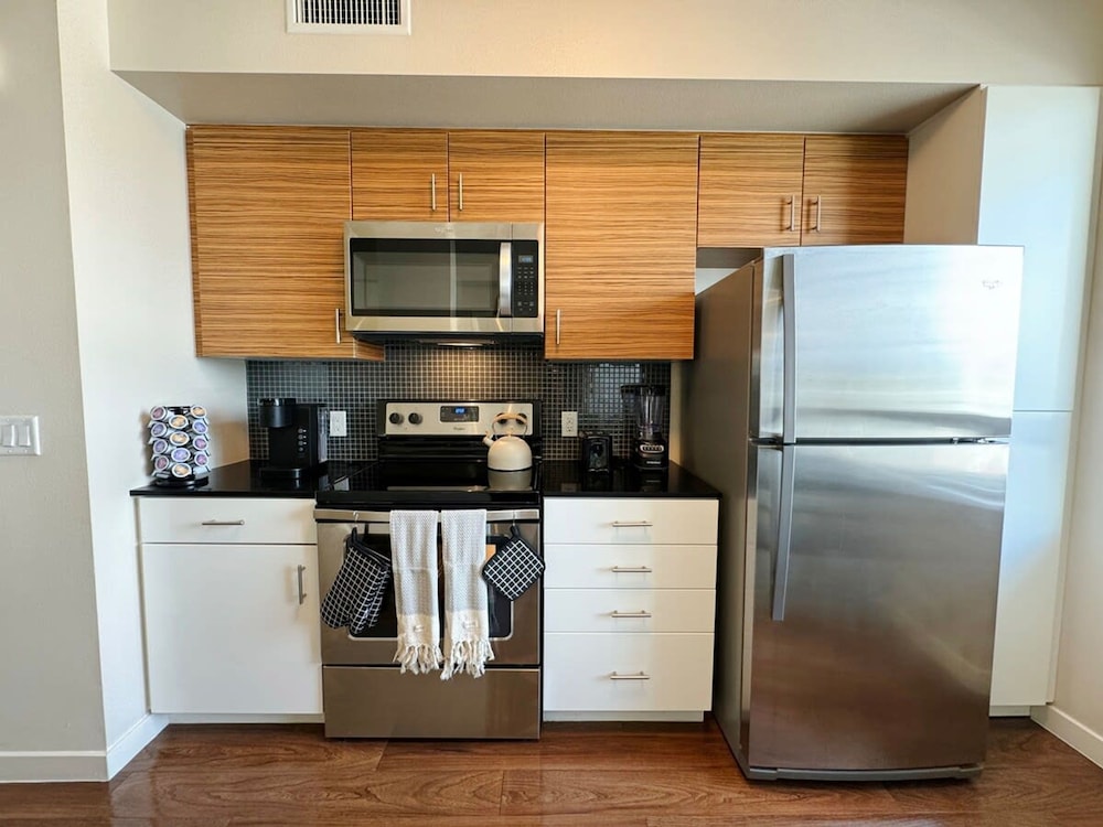 Stylish Retreat W Pool GYM Parking 10min to Cedars