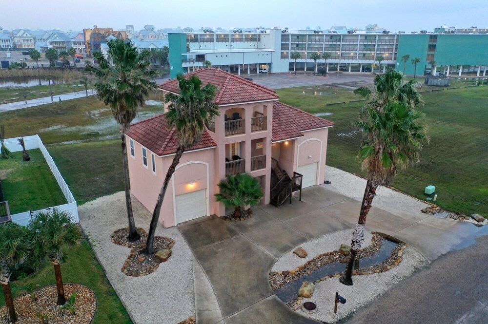 Walk to the Beach Avantstay Golf Cart Brdwalk