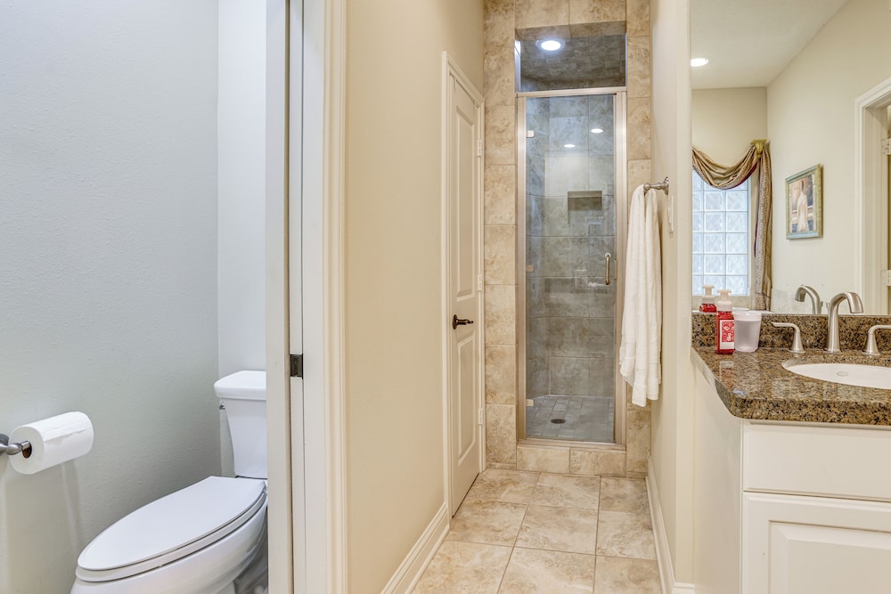 Walk to Shops & Eats: Family Retreat in Houston