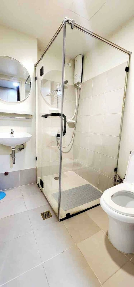 Unit 305 New Brenthill Condo With Balcony Near SM BGO