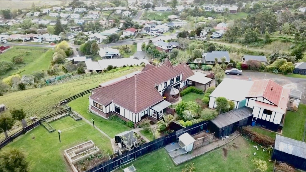 Chartre' Manor Bed & Breakfast