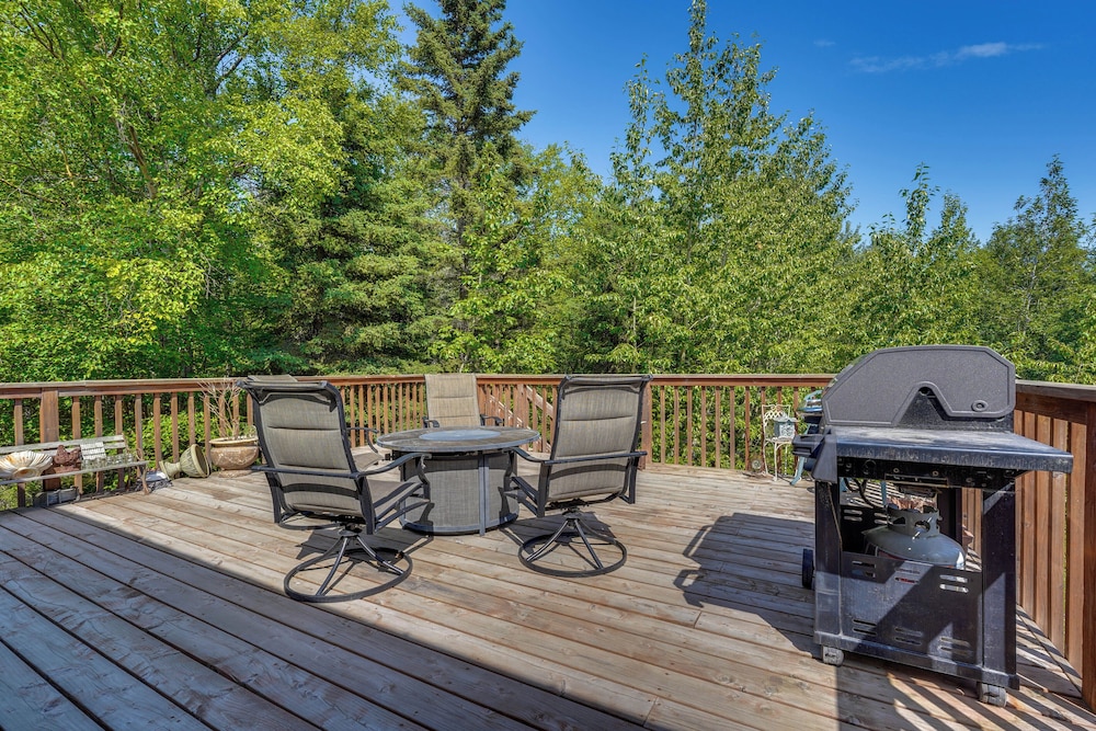 Explore Alaska: Woodsy Home w/ Deck in Palmer
