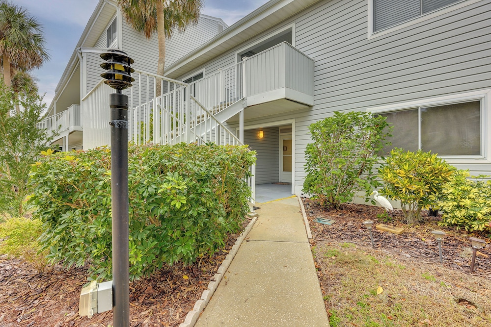 River-view Condo w/ Boat Slip in Welaka!