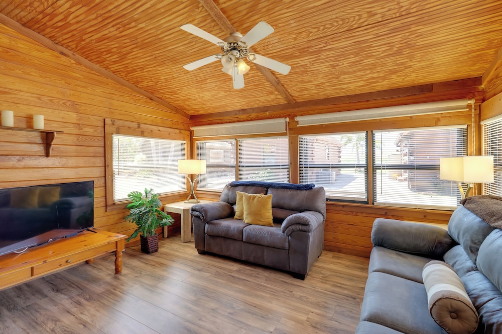 Cabin w/ Boat Launch & Pool Access in Okeechobee