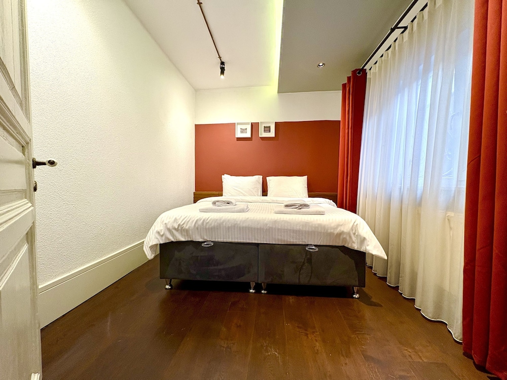 Galata Port Flats Chakra 1
