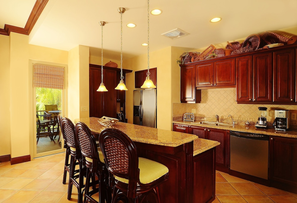 CR Luxury Los Sueños Condos