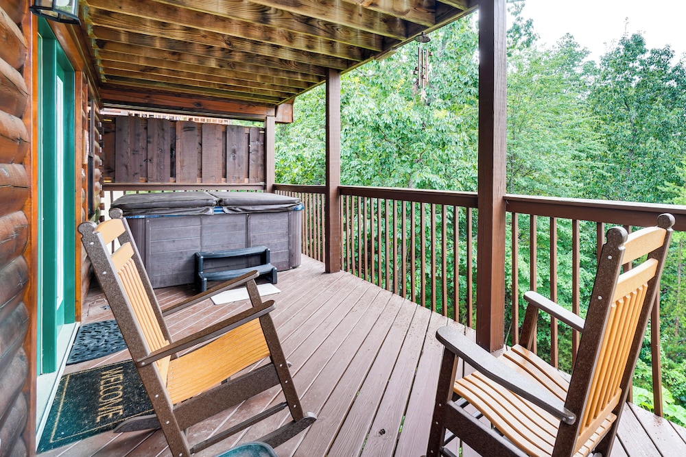 Hot Tub & Game Room: Sevierville Family Cabin!