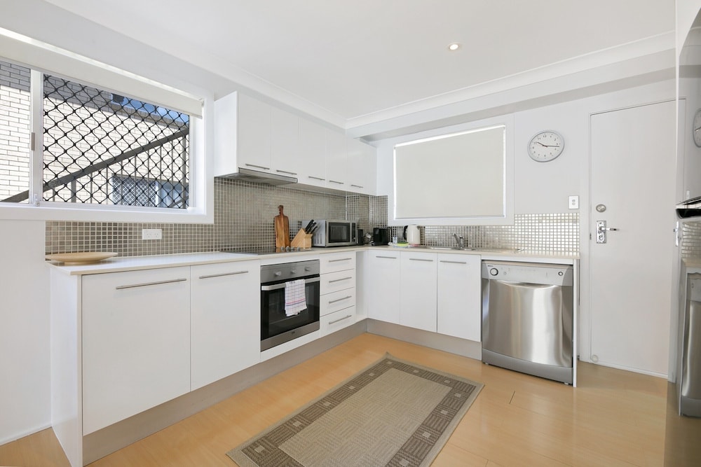 Ground Floor 2-bed Mermaid Beach Pad With Parking
