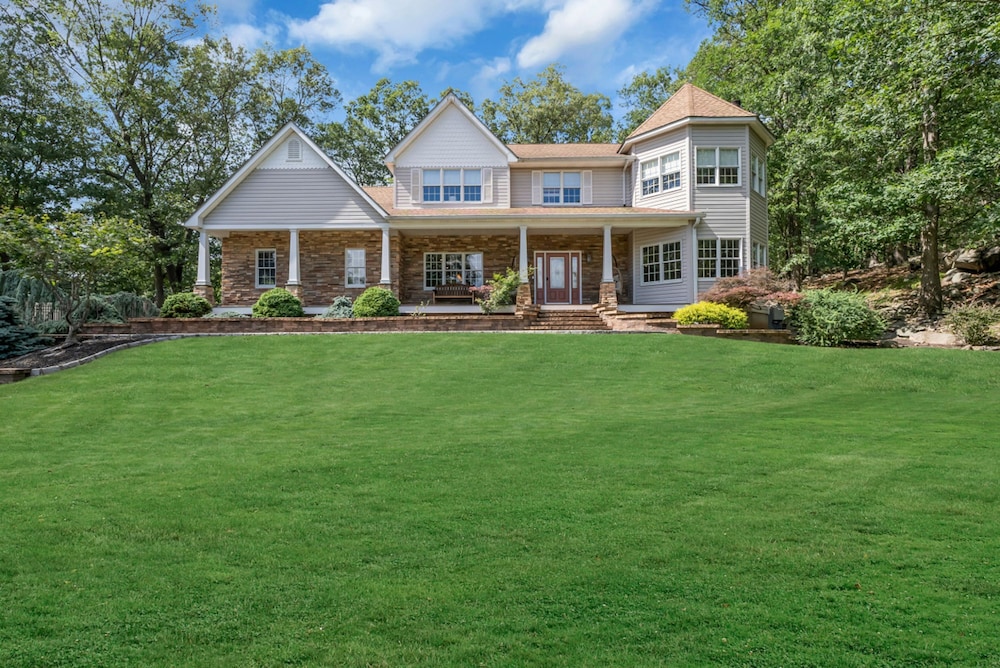 Cozy Family Retreat With Great Views and Game Room