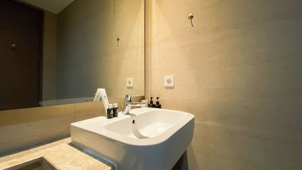 Cozy And Best Location 1Br Gold Coast Apartment