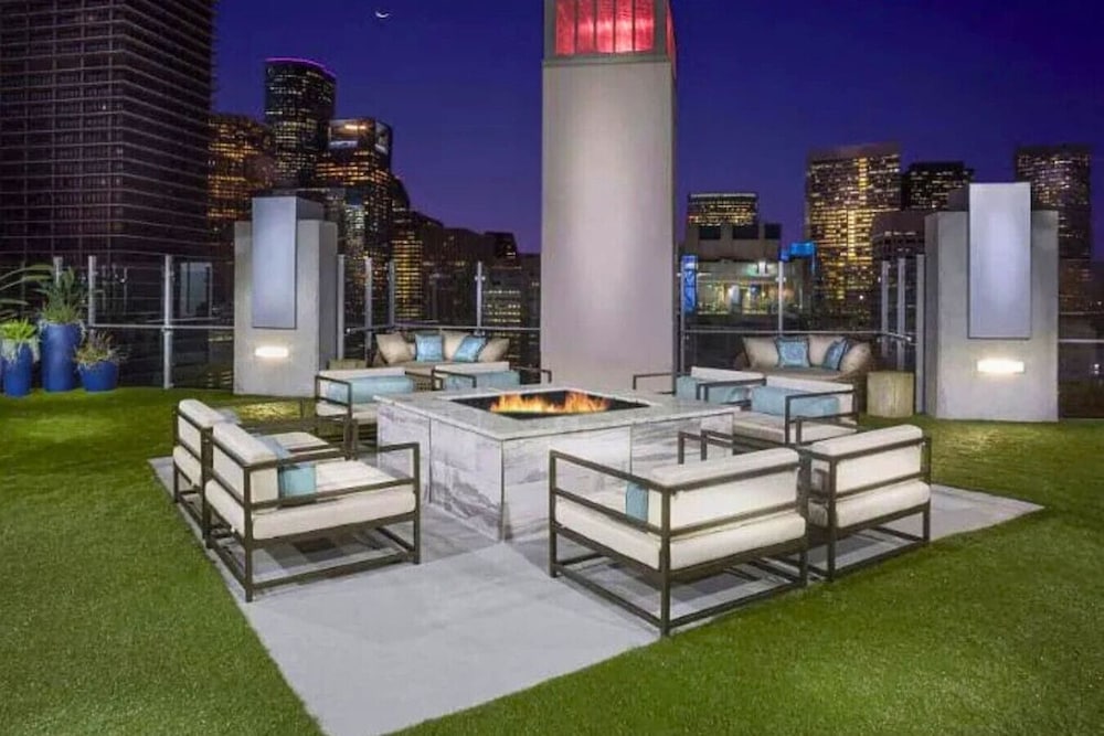 Downtown High Rise w Skyline Views Rooftop Pool