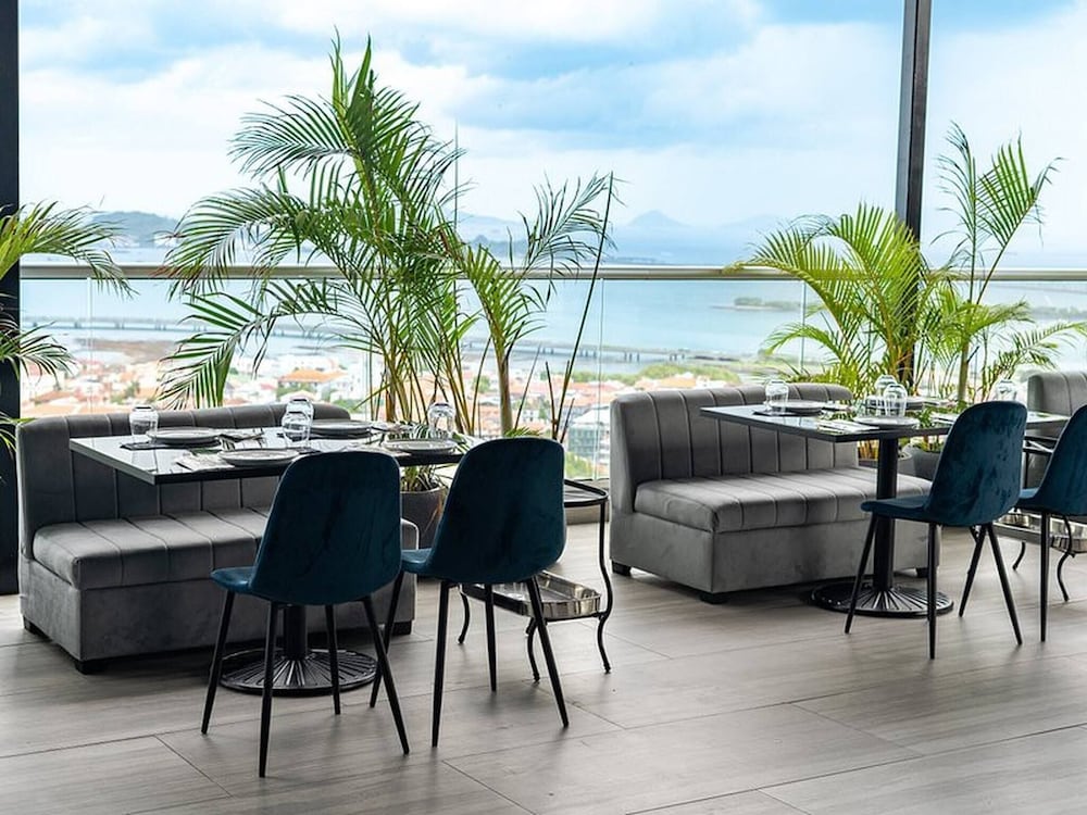 Room-sofa Bed Stay Rooftop Pool & Gym, A
