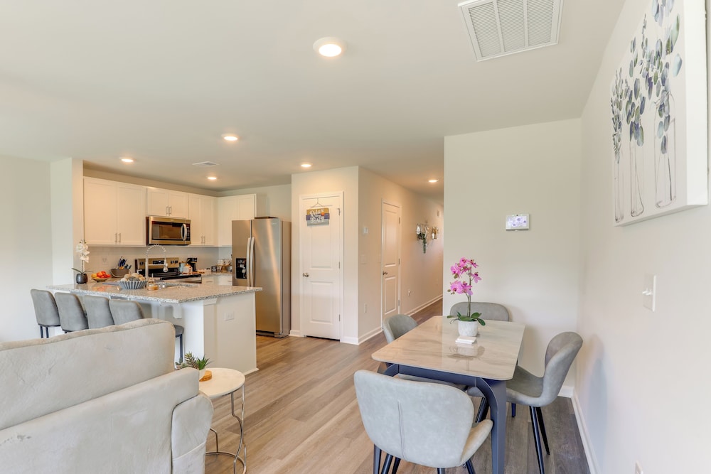 Modern Escape 2 Mi to Surfside Beach Fishing Pier