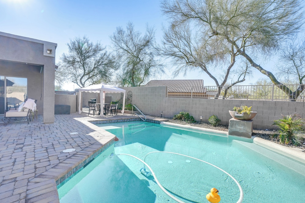 Family-friendly Goodyear Oasis: Fire Table, Pool!