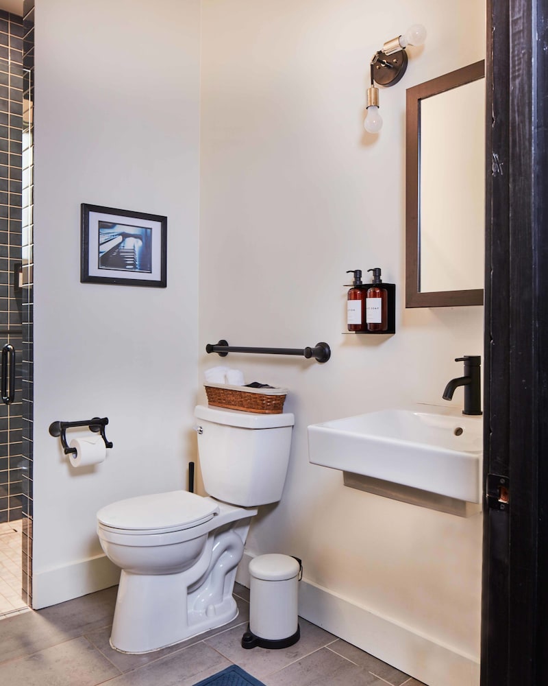 Charles on 11th - Beautifully Restored Historic Southside Home Walkable Perfect for Groups