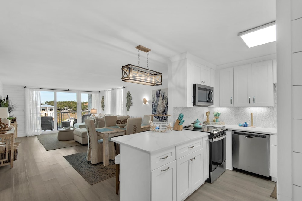 Dolphin Point #401c