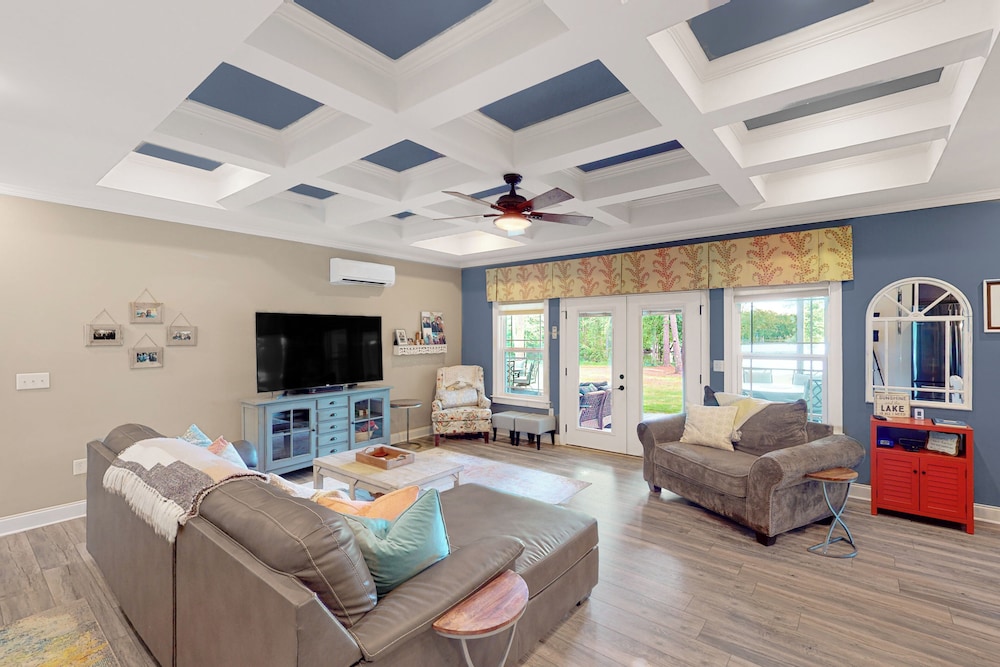Large 3BR Lakefront Lake Murray Home w/ Dock