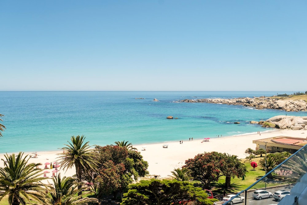 Apartment w Sea Views by Camps Bay Beach Kyanos