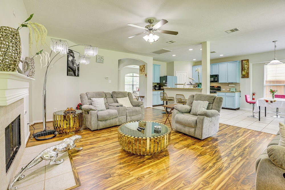 Group-ready Getaway in North Houston!