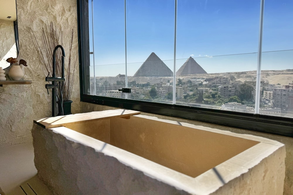 The 2 BDR Pyramids Vista w/ Bathtub