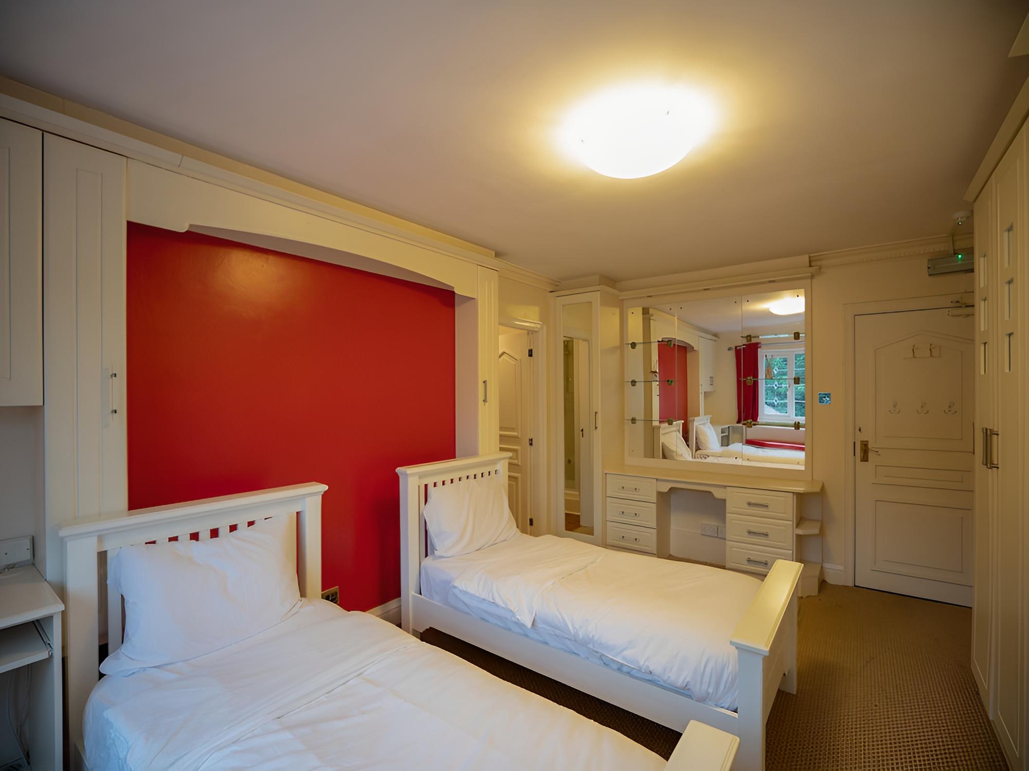 OakCroft GuestHouse Manchester Airport