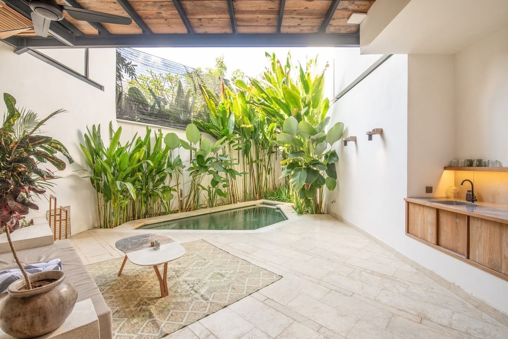 BA Villa 9 1 BR Villa 800m to Echo bea Elegant 1-br Villa With Pool 800m to Echo Beach