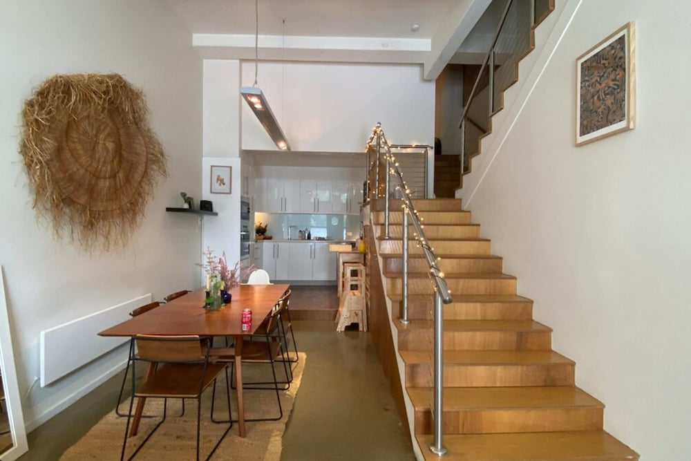 Stylish 2-bed Converted Warehouse in Northcote!