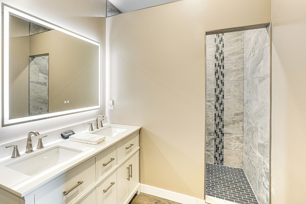 2 Mi to Lewis and Clark Lake: Spacious Getaway