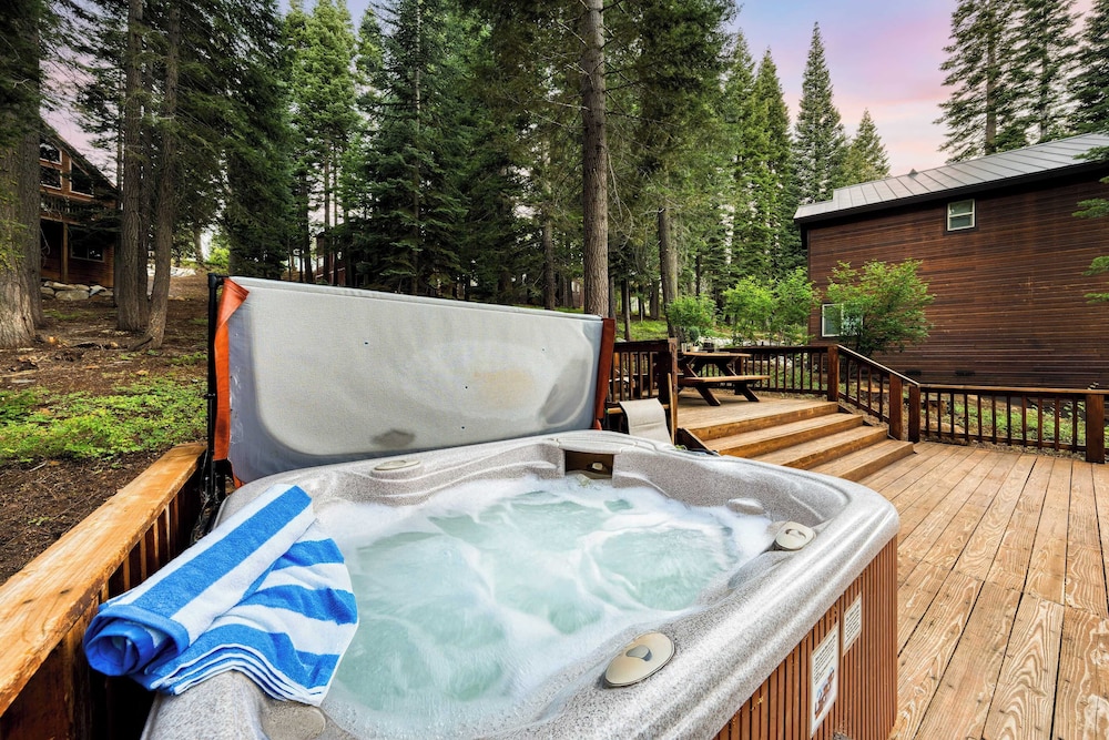 Cozy Escape w/ Hot Tub + Deck & Access to Tahoe Donner & Skiing Alpenglow Chalet by Avantstay