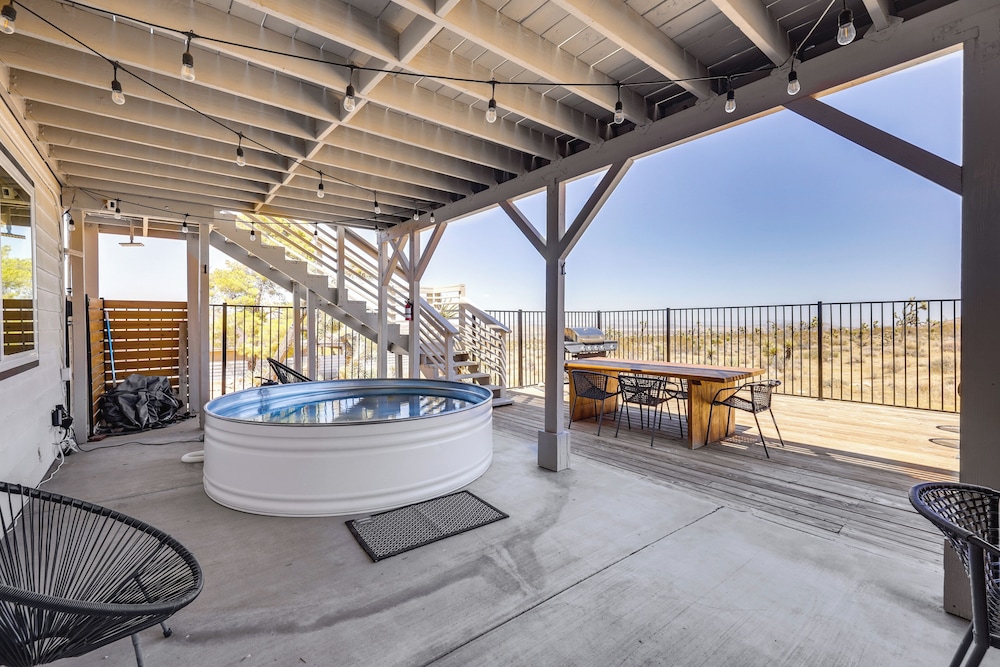 High-desert Home w/ Hot Tub & Cowboy Pool