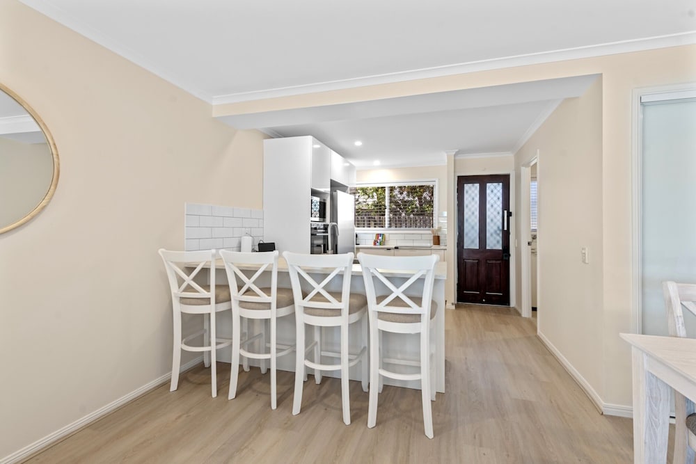 Family-friendly Flat With Balcony Views